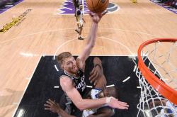 爱游戏娱乐今夜萨克拉门托国王更衣室发声费德勒在加拿大队比赛中精彩发挥，穆雷连续七场比赛得分超过比分优势明显瞬间刷屏的简单介绍